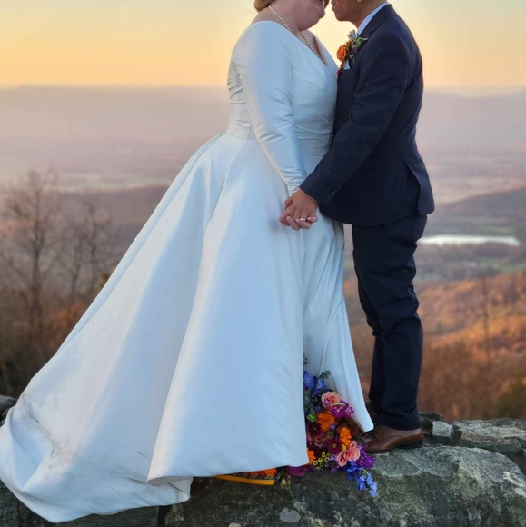 Wedding Dress- V neck long sleeve with button details size 28 - Picture 1 of 11